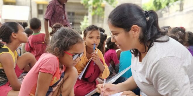 This Volunteer-Led Delhi School Has Educated 5000+ Slum Children — Without a Single Classroom